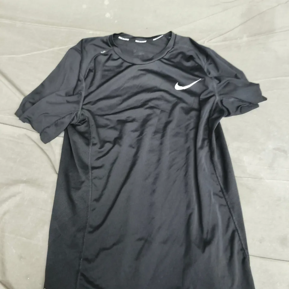 NIKE RUNNING TEE IN BLACK - SMALL