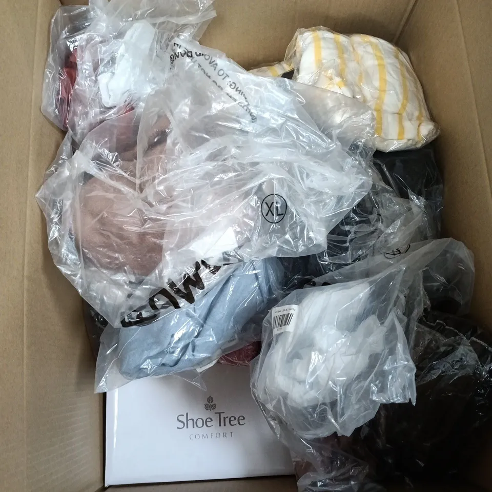 BOX OF APPROXIMATELY 18 ASSORTED ITEMS TO INCLUDE MUDFLOWER SWEATER, SHOE TREE FOOTWEAR ETC