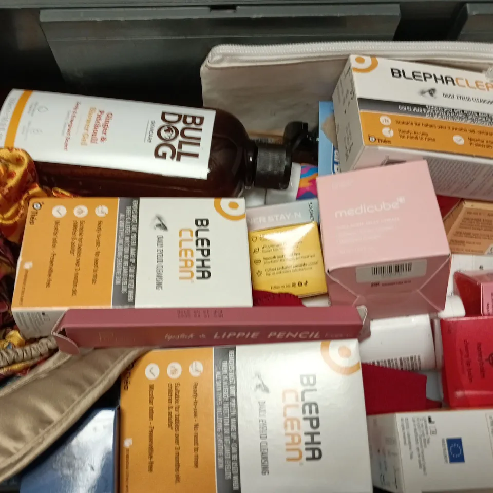 APPROXIMATELY 20 ASSORTED COSMETICS ITEMS TO INCLUDE FOAMIE SHOWER BODY BAR, SANEX GENTLE SHOWER CREAM, HONEYBALM, ETC