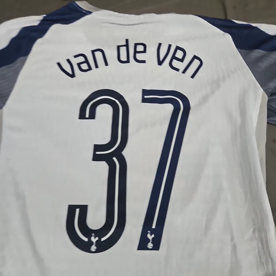 TOTTENHAM HOTSPURS HOME JERSEY 25/26 - SIZE M - VAN DE VEEN 37