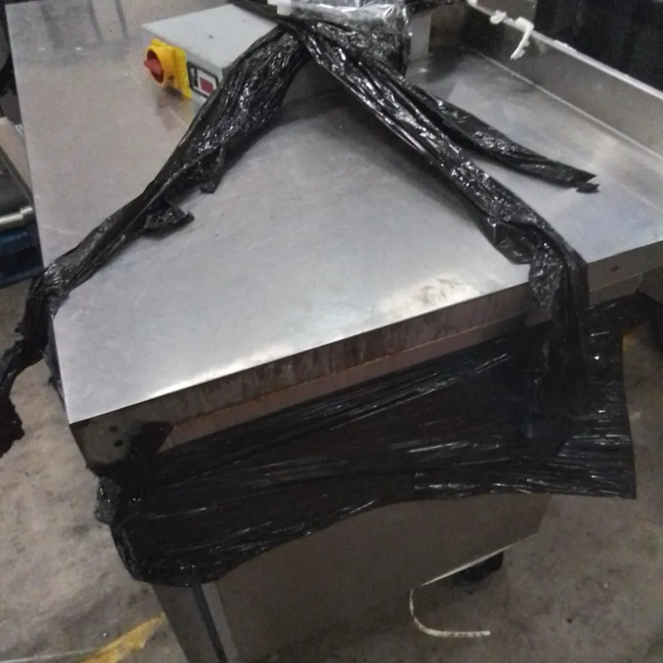 COMMERCIAL STAINLESS REFRIGERATED KITCHEN PREP COUNTER