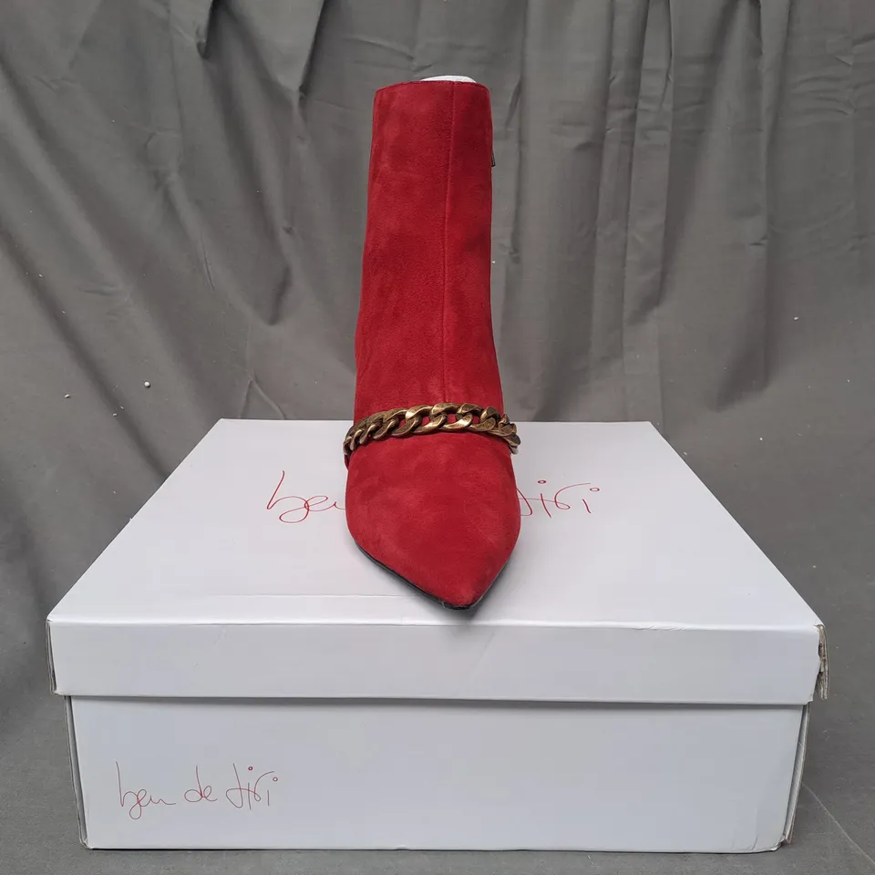 BOXED PAIR OF BEN DE LISI CHAIN LINK SUEDE ANKLE BOOTS IN RED SIZE 7