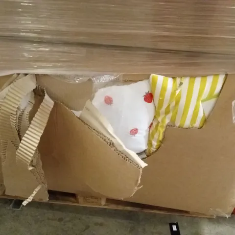 PALLET CONTAINING A LARGE QUANTITY OF CUSHIONS