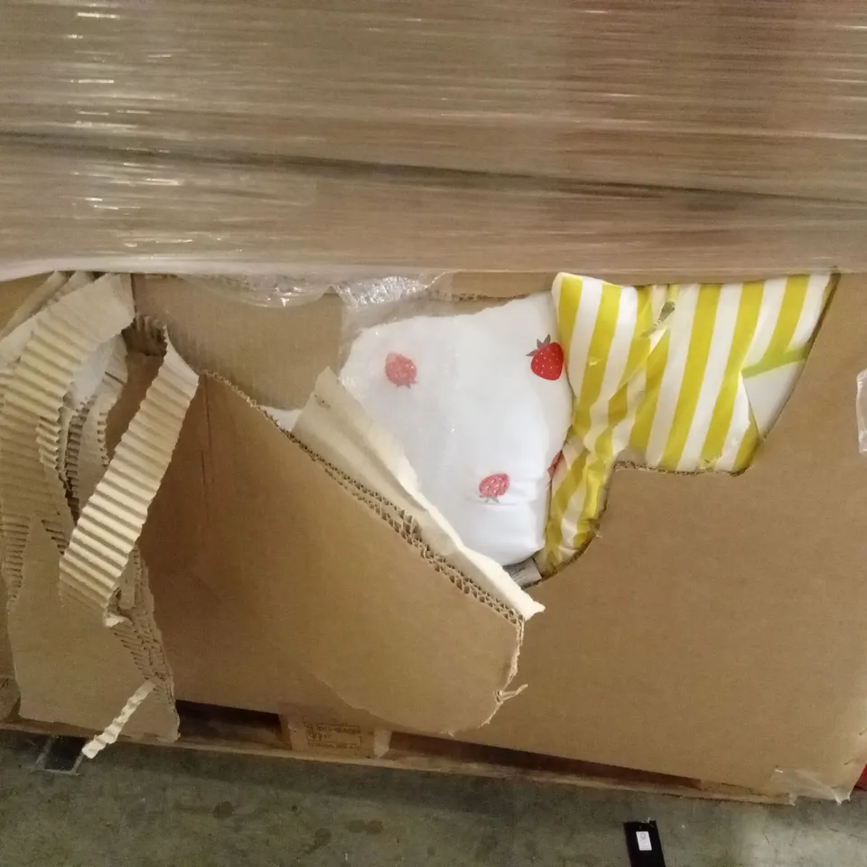 PALLET CONTAINING A LARGE QUANTITY OF CUSHIONS