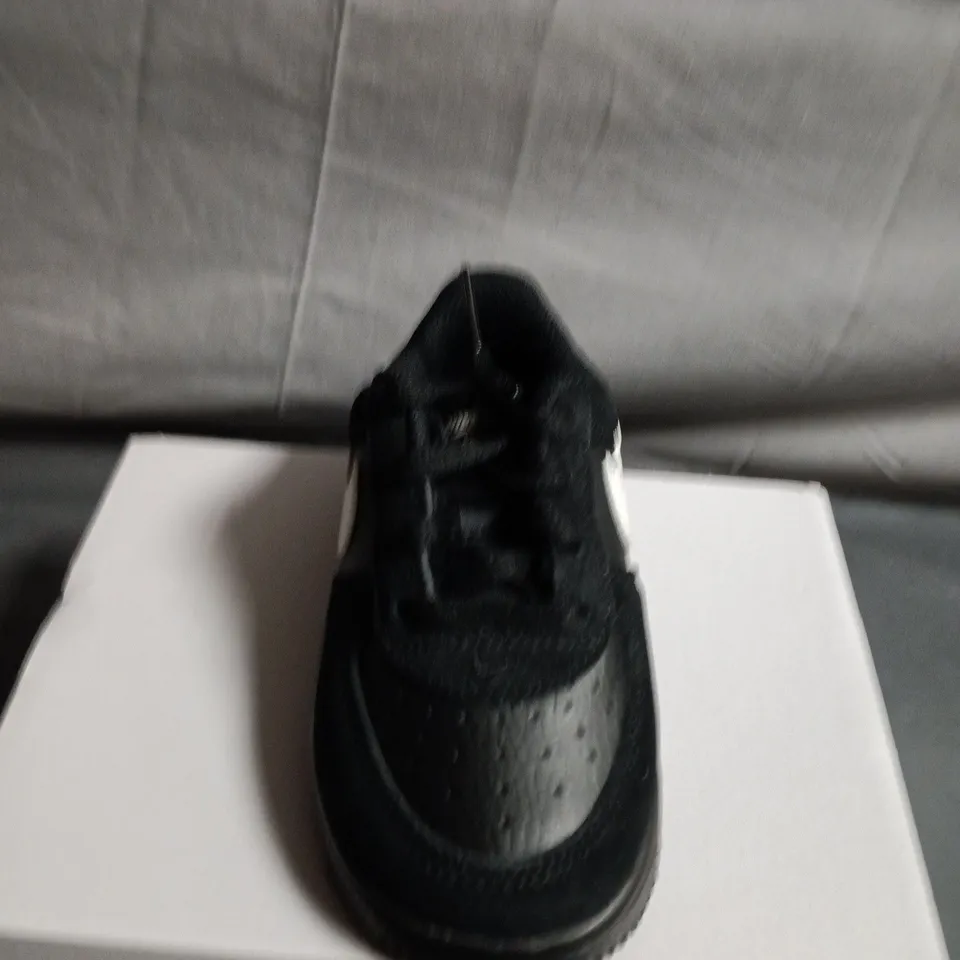 BOXED PAIR OF NIKE FORCE 1 LOW TRAINERS - UK SIZE 7.5 - KIDS