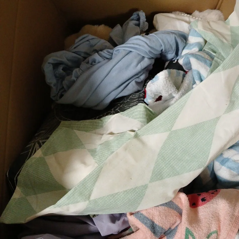 BOX OF APPROX 15 ASSORTED HOUSEHOLD ITEMS TO INCLUDE DUVET, KIDS MATTRESS PROTECTOR, THROW, ETC