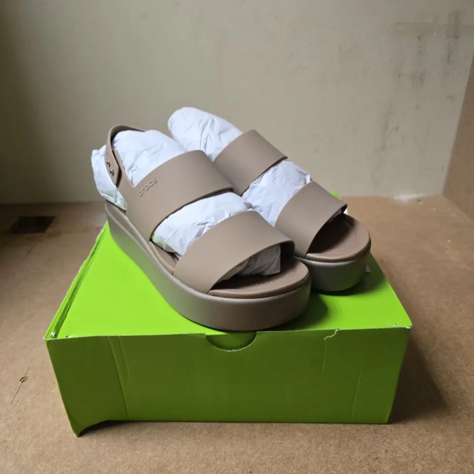 CROCS BROOKLYN LOW WEDGE SANDALS – LATTE/MUSHROOM, UK 6
