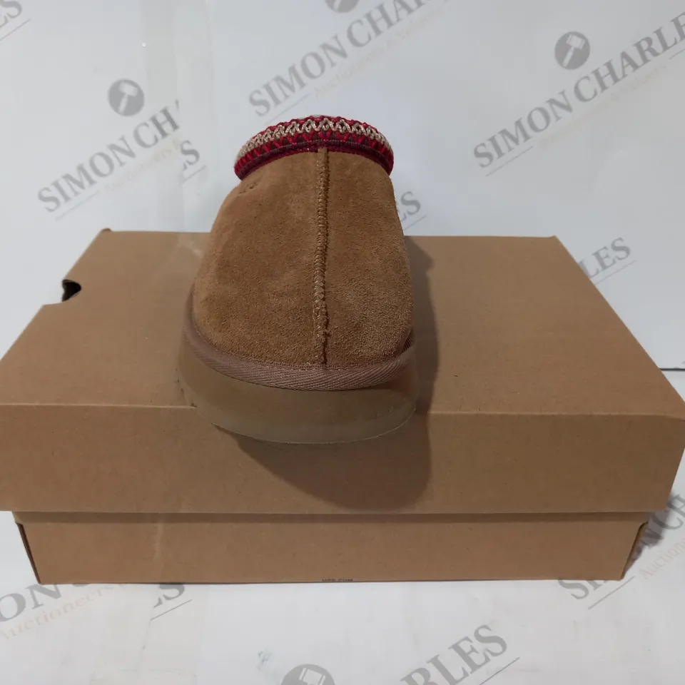 BOXED PAIR OF UGG K TAZZ SLIP-ON SHOES IN BROWN UK SIZE 5
