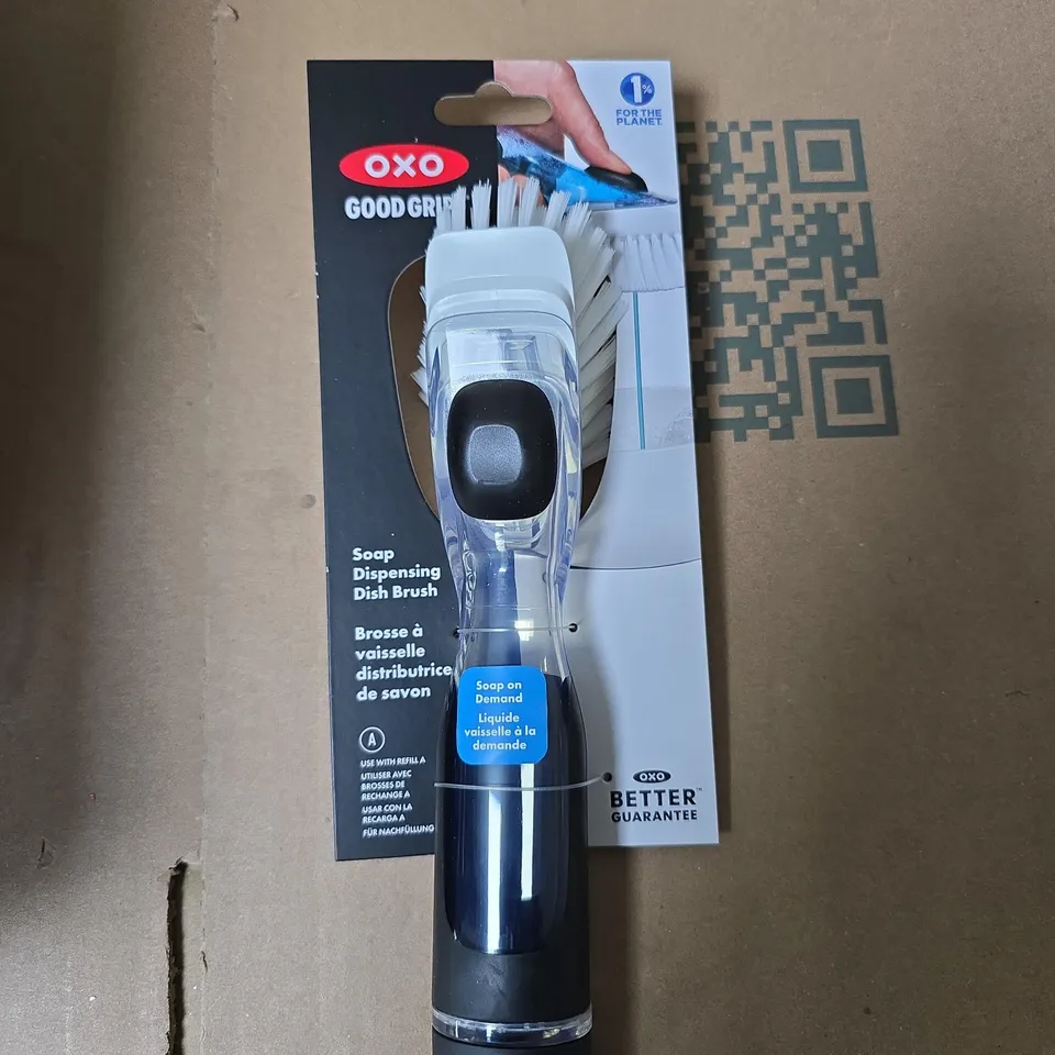 TOTE OF APPROXIMATELY 12 ASSORTED ITEMS TO INCLUDE: OXO GOOD GRIP SCRUB