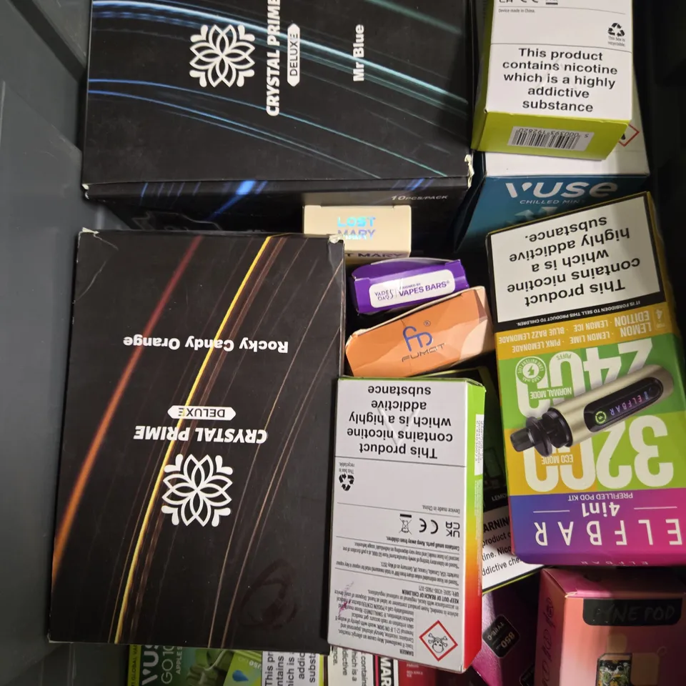 APPROXIMATELY 20 ASSORTED E-CIGARETTE & VAPING ITEMS IN VARIOUS BRANDS 