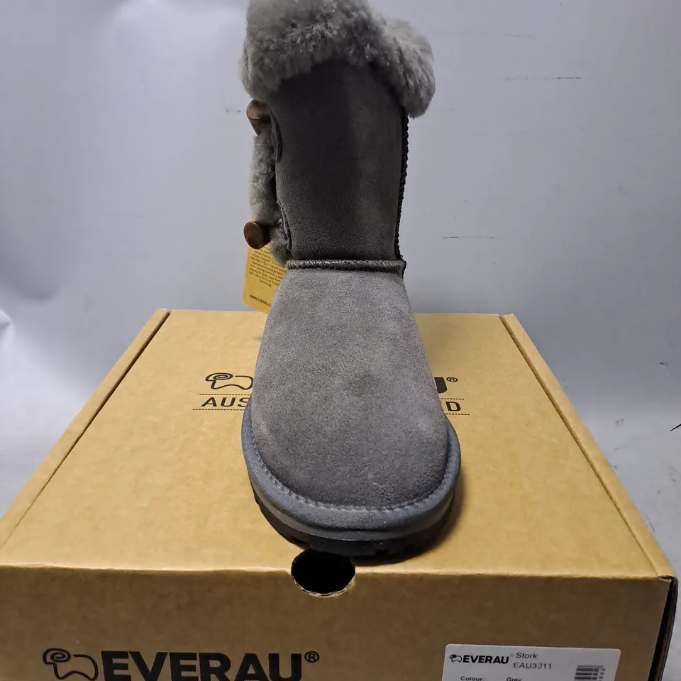 BOXED PAIR OF EVERAU STORK IN GREY - EU 39