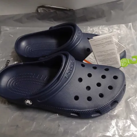 PAIR OF CROCS CLASSIC IN NAVY - UK M9/W10