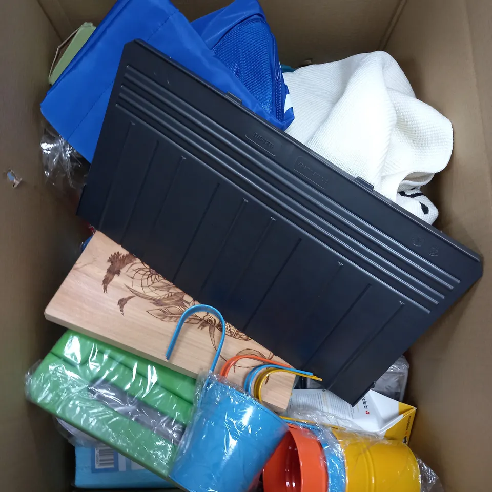 BOX OF APPROXIMATELY 15 ASSORTED ITEMS TO INCLUDE EL SALVADOR WOOD, IPAD CASE, MILK STORAGE BAGS ETC