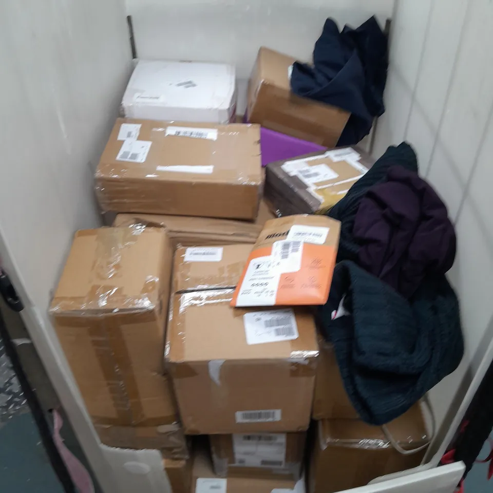 CAGE OF ASSORTED HOUSEHOLD AND CLOTHING ITEMS TO INCLUDE RADLEY SUNGLASSES, BIONIC ROPE LIGHTS, 3IN1 FAN AND SOLAR LIGHTS
