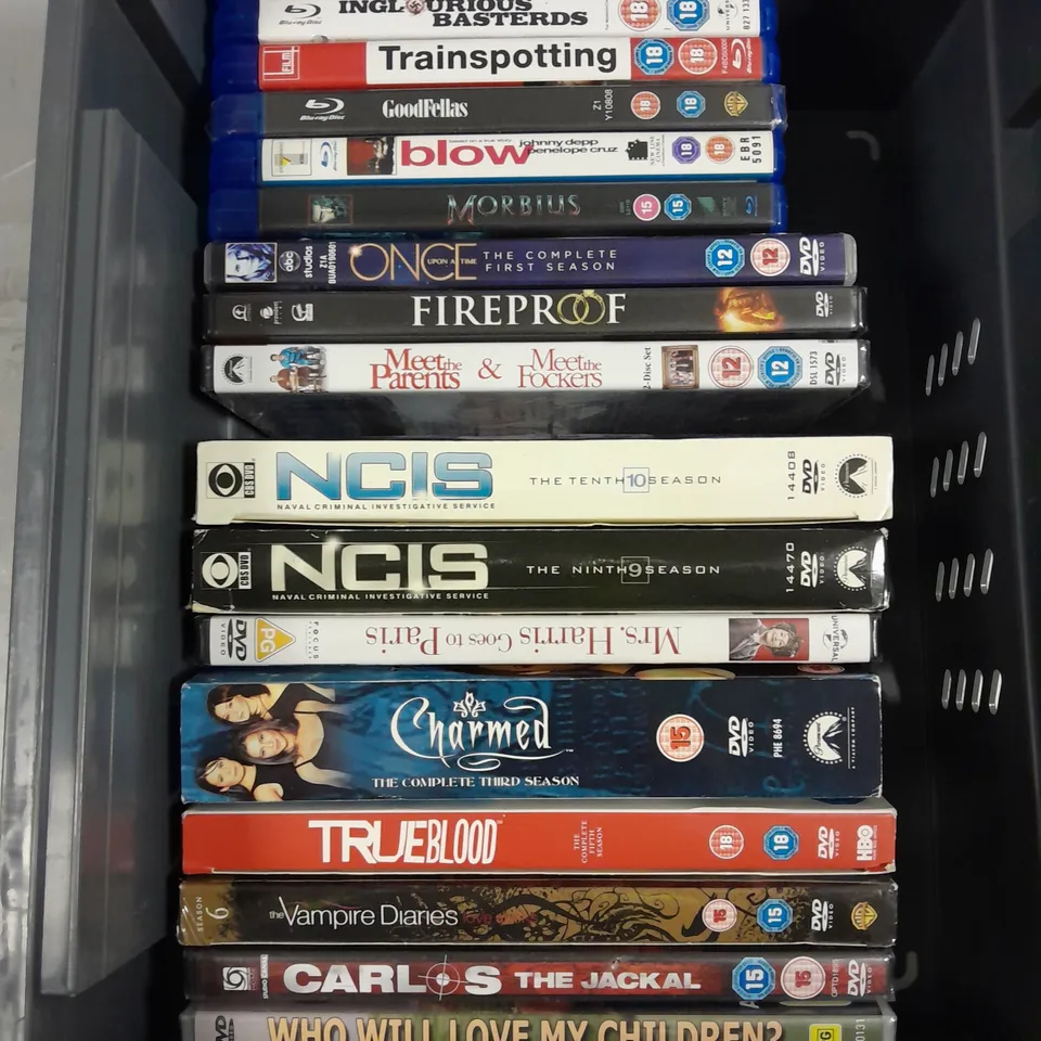 APPROXIMATELY 20 ASSORTED DVD/BLU-RAY FILMS & BOX SETS TO INCLUDE CHARMED, CARLOS THE JACKAL, TRUE BLOOD ETC 