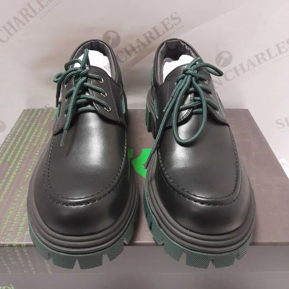 KOI DAWN MEN'S BLACK/GREEN BOAT SHOES - SIZE 7
