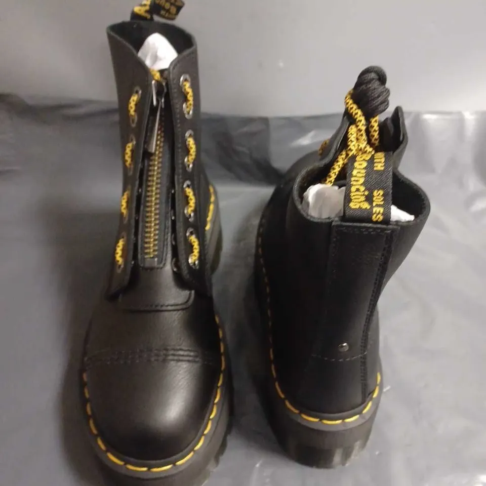 BOXED PAIR OF DR MARTENS AIR WAIR SINCLAIR MAX BOOTS IN BLACK - UK 8