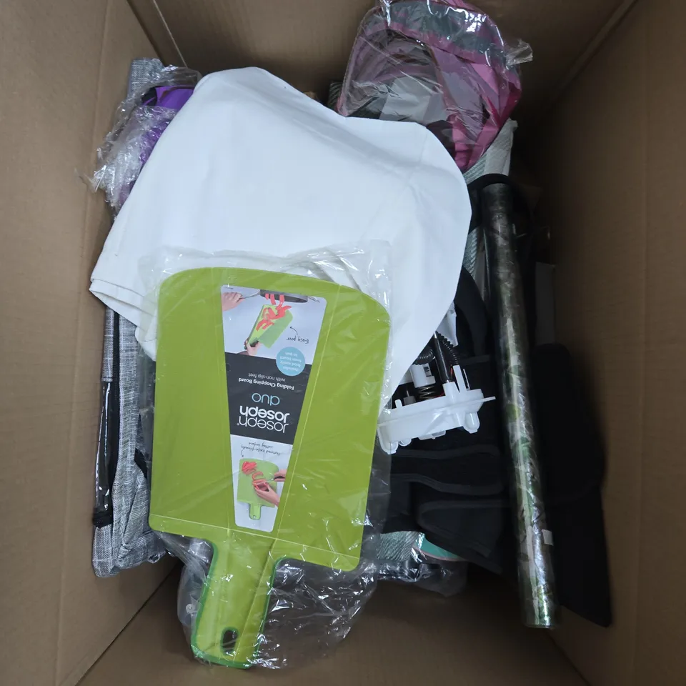 APPROXIMATELY 10 ASSORTED HOUSEHOLD PRODUCTS TO INCLUDE CHOPPING BOARD, WALLPAPER, COLOURING MAT ETC 