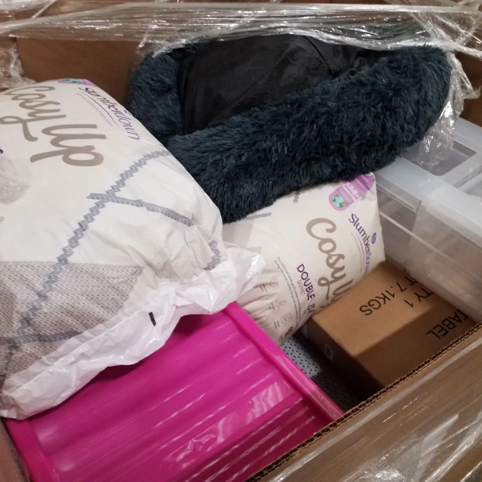 PALLET CONTAINING ASSORTED PRODUCTS INCLUDING PILLOWS, COOKWARE STORAGE TUBS & ROUND SHERPA OTTOMAN 