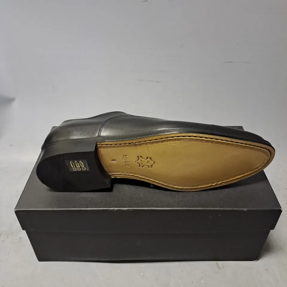 BOXED PAIR OF HAWES & CURTIS HUDSON OXFORD LEATHER DRESS SHOES IN BLACK SIZE 8