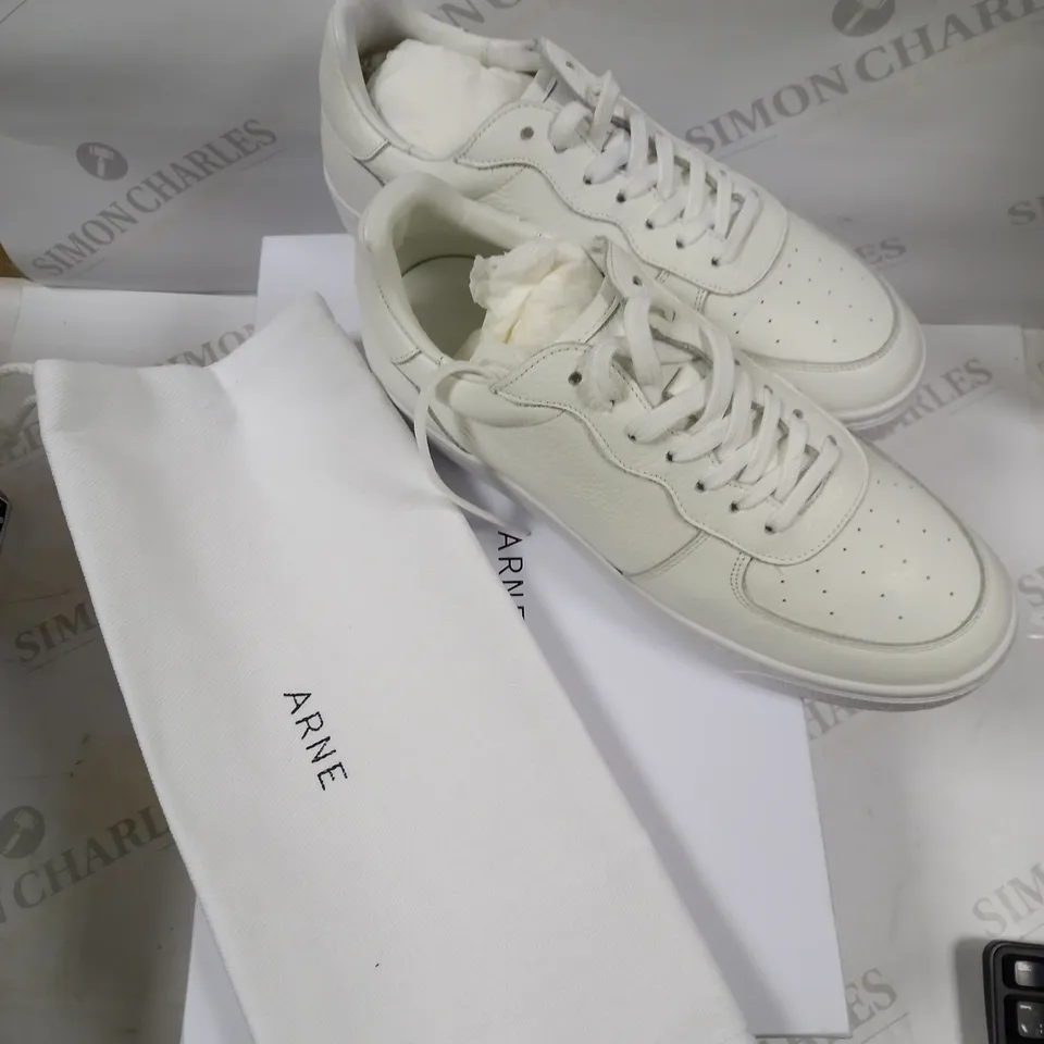 ARNE LOW TRAINERS WHITE PERFERATED TOE DETAIL, UK SIZE 7