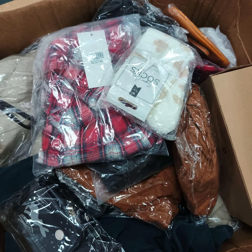APPROXIMATELY 20 ASSORTED ITEMS TO INCLUDE PINK UMBRELLA, JO&JOE SLIPPERS, CLOTHING, ETC - COLLECTION ONLY