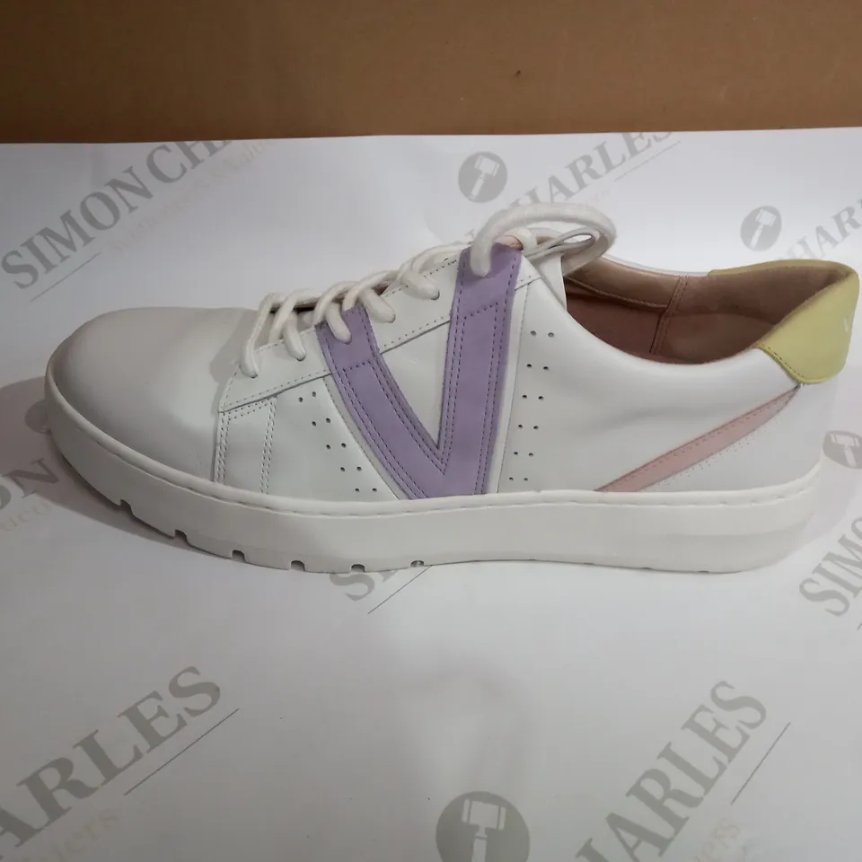 VIONIC WHITE SHOES SIZE 8  