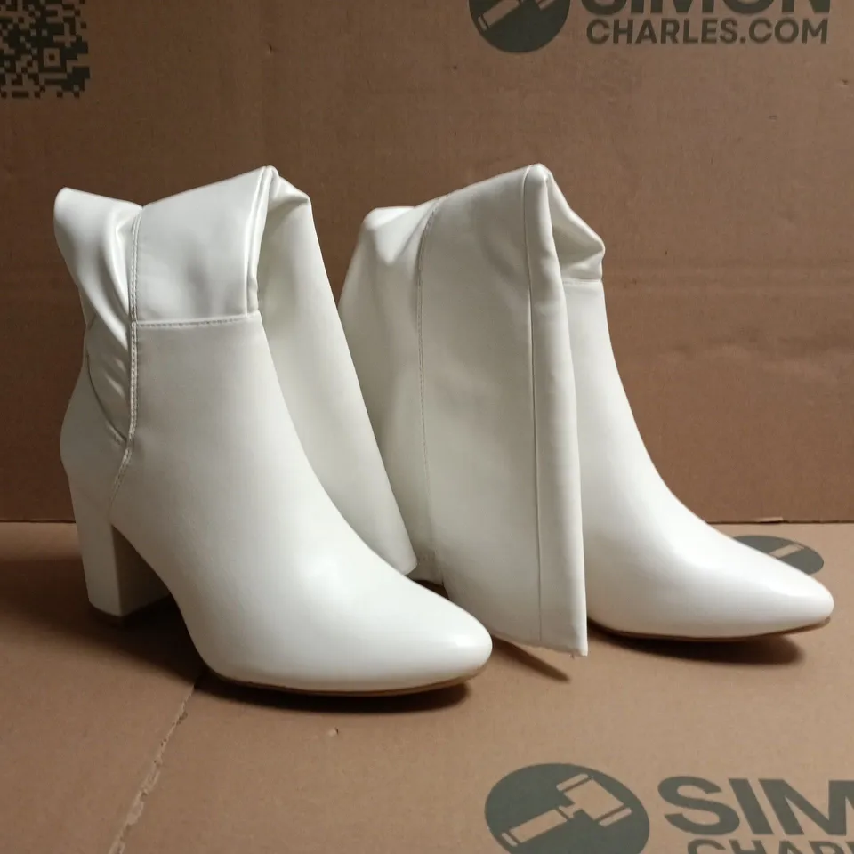 BOXED PAIR OF AJVANI COLLECTION KNEE-HIGH BLOCK HEEL BOOTS IN WHITE SIZE EU 38