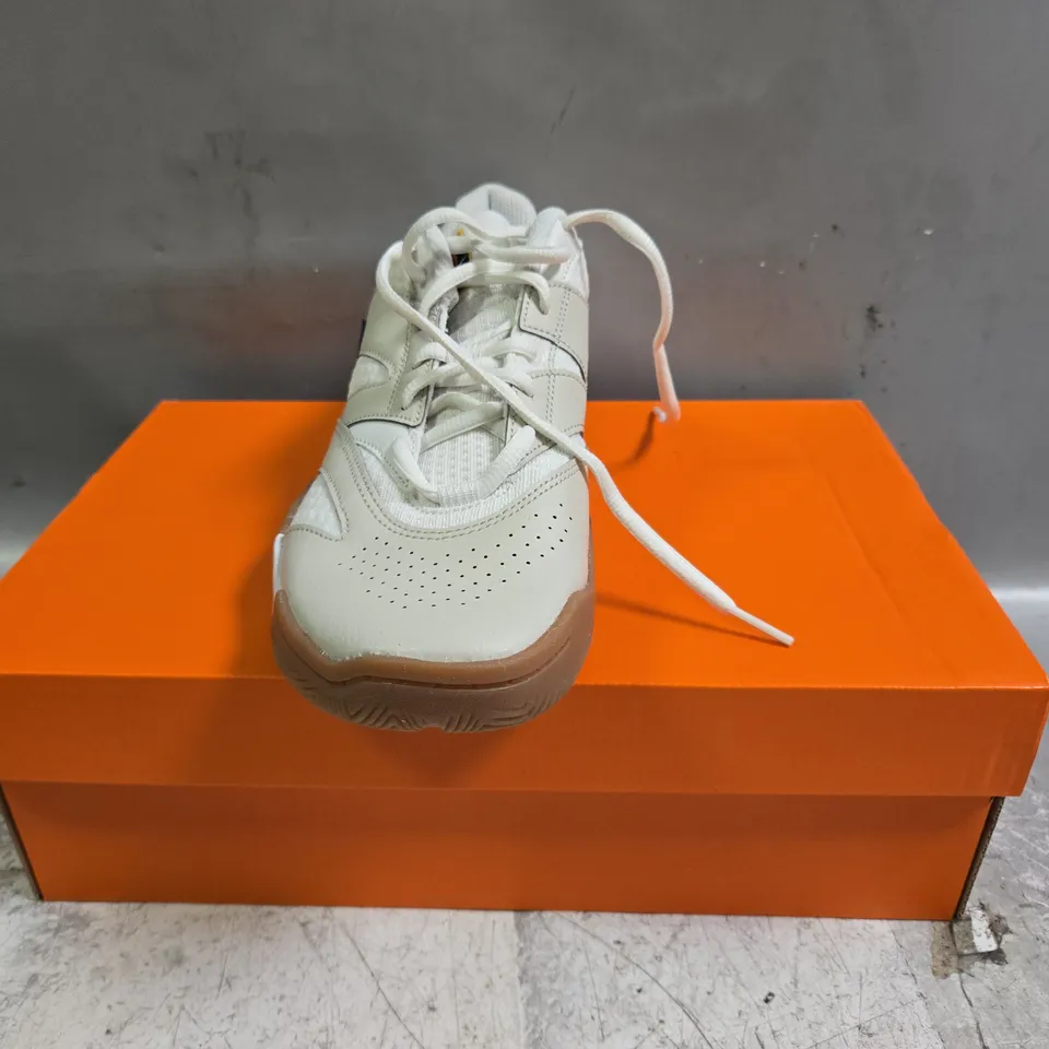 BOXED PAIR OF NIKE COURT LITE 4 SHOES IN WHITE/BLUE SIZE UK 5.5