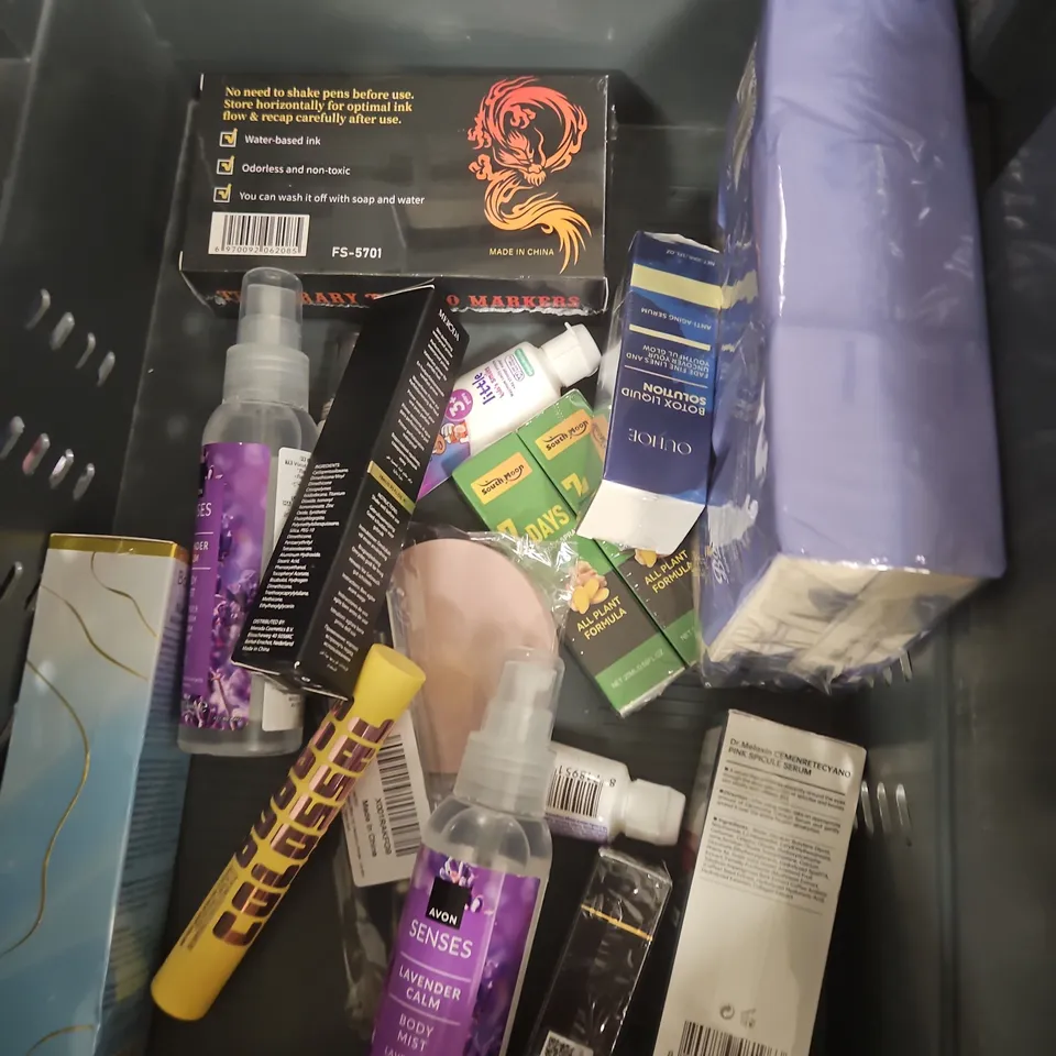 APPROXIMATEY 20 ASSORTED HEALTH AND BEAUTY PRODUCTS TO INCLUDE - GOLDWELL SCALP SPECIALIST SHAMPOO - DR SQUATCH SOAP - GILLETTE SKINGUARD BLADES - ETC