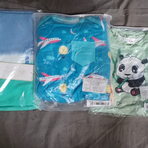 BOX OF APPROXIMATELY 20 ASSORTED KID'S CLOTHING AND FASHION ITEMS IN VARIOUS STYLES, SIZES, AND COLOURS, ETC - COLLECTION ONLY