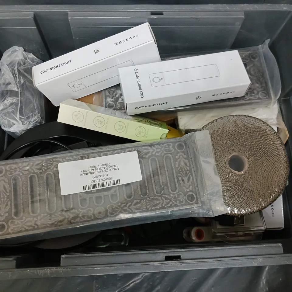 APPROXIMATELY 20 ASSORTED HOUSEHOLD ITEMS TO INCLUDE DRAWING PINS, COZY NIGHT LIGHT, CAST IRON AIR VENT COVER, ETC
