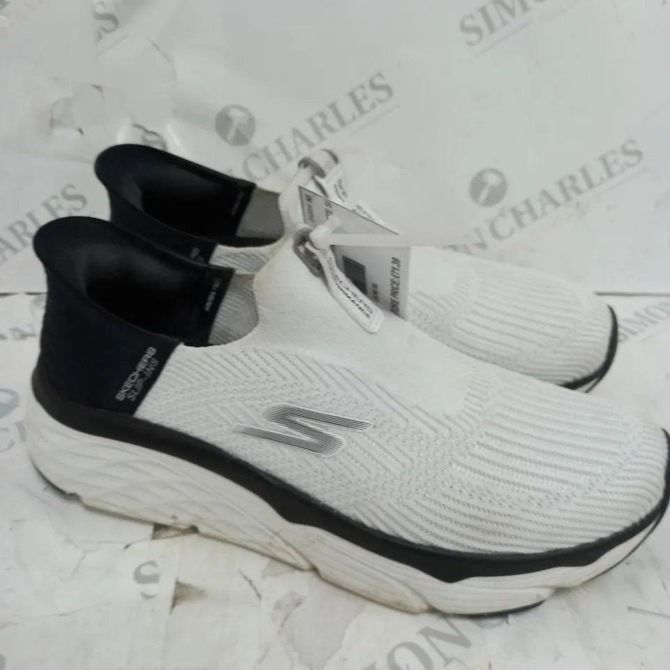 SKETCHERS SLIP INS MAX CUSHION TRAINER - SIZE 6