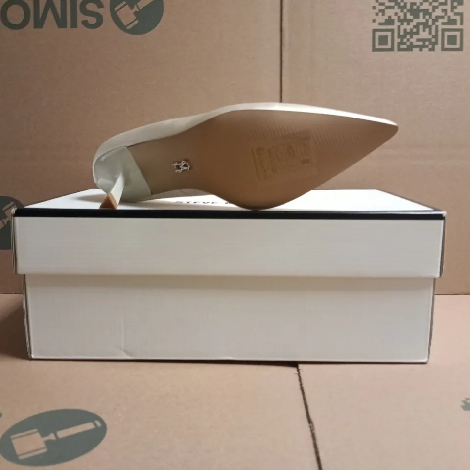 BOXED PAIR OF STEVE MADDEN POINTED TOE HEELS IN IVORY PEARL SIZE UK 4