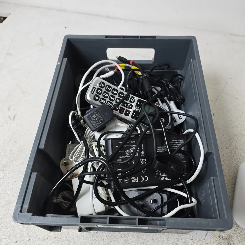 TOTE OF APPROXIMATELY 10 ASSORTED ITEMS TO INCLUDE: PLUSNET ROUTER