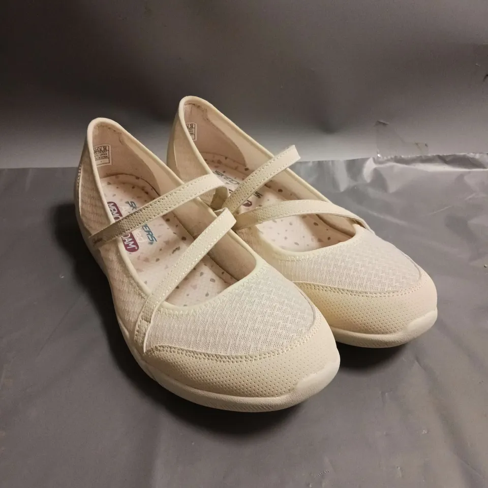 SKECHERS AIR COOLED MEMORY FOAM SLIP ON PUMPS CREAM SIZE 5.5