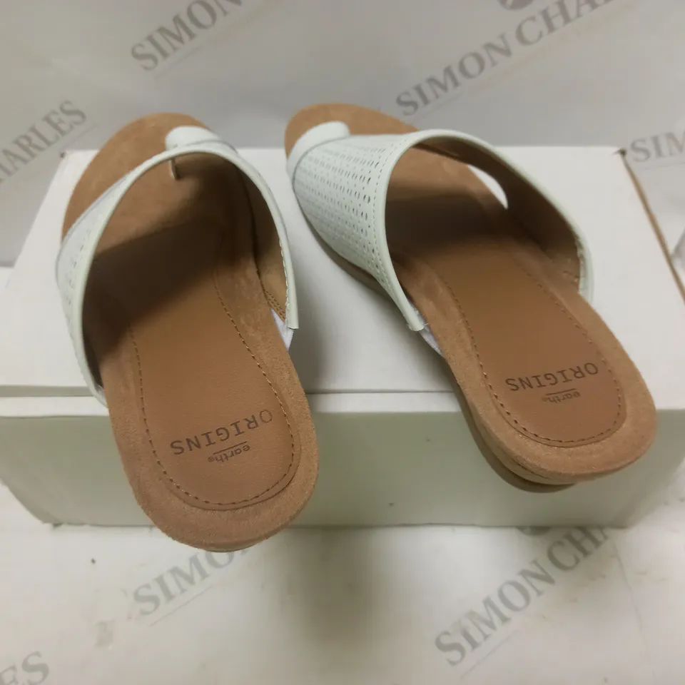 BOXED WHITE AND BEIGE SANDELS - SIZE 3