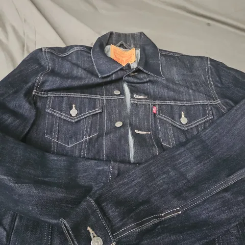 LEVI'S DENIM TRUCKER JACKET – SIZE M 