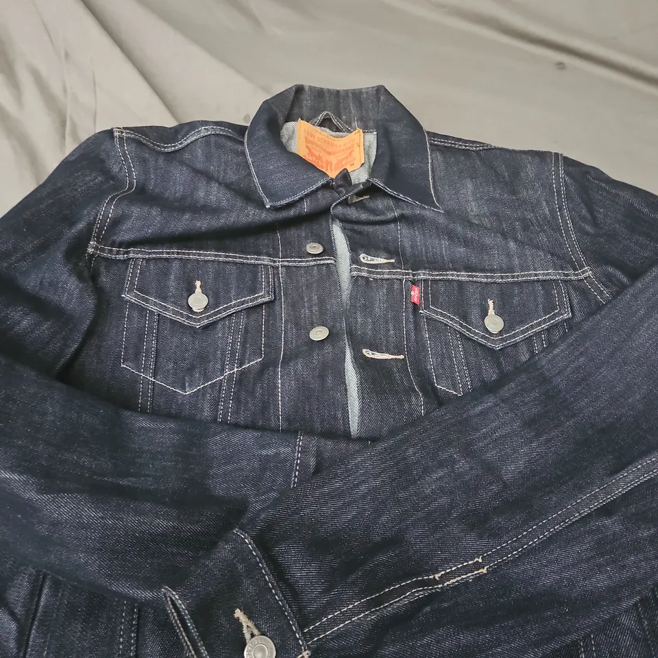 LEVI'S DENIM TRUCKER JACKET – SIZE M 
