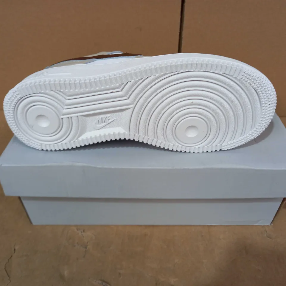 BOXED PAIR OF DESIGNER SHOES IN THE STYLE OF NIKE AIR FORCE 1 IN BROWN/WHITE SIZE UNSPECIFIED
