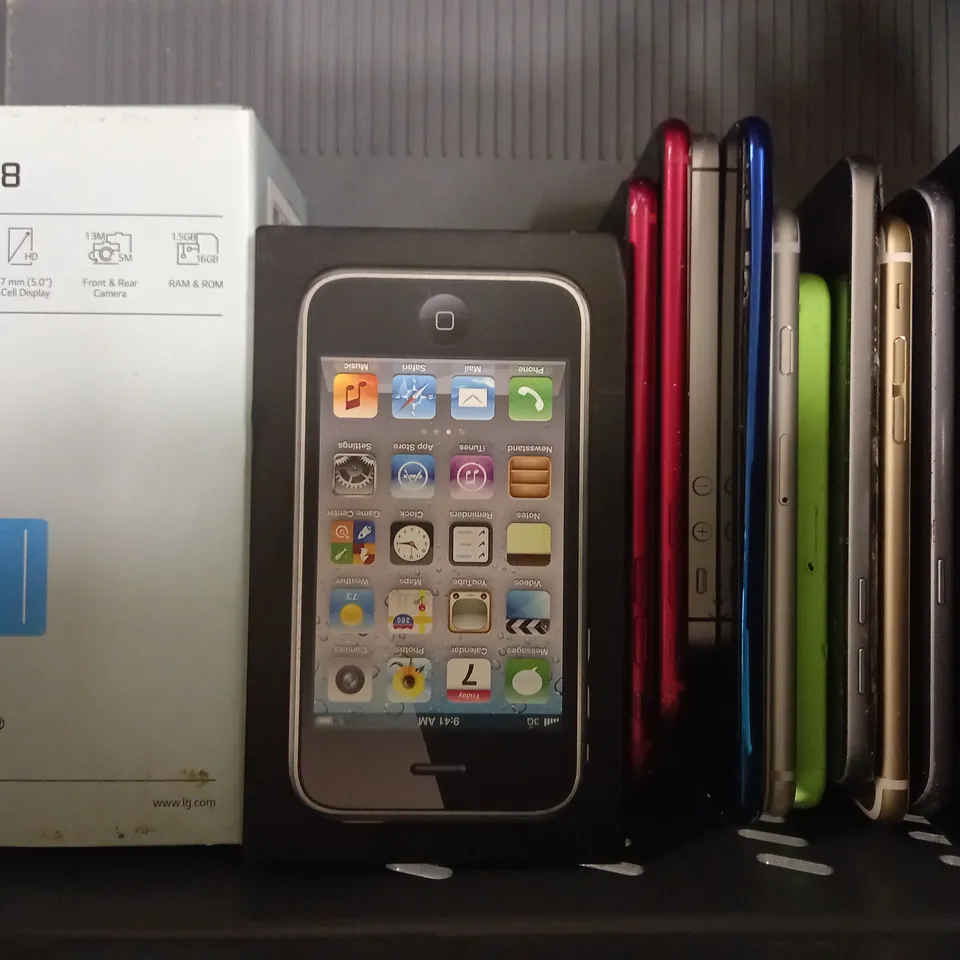 LOT OF APPROXIMATELY 18 MOBILE PHONES