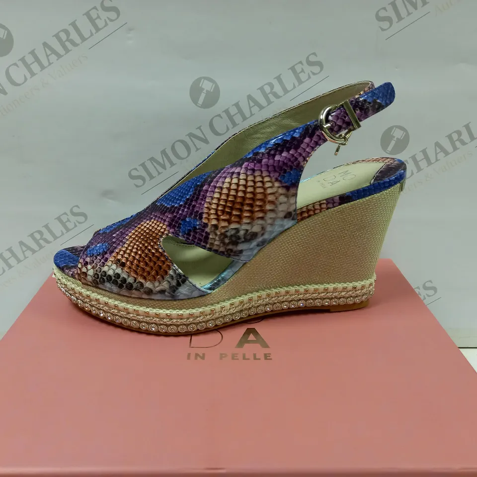 MODA IN PELLE PERIAR BLUE MULTI COLOUR SNAKE PRINT CUT OUT WEDGE WITH METAL DETALS - SIZE EU 40