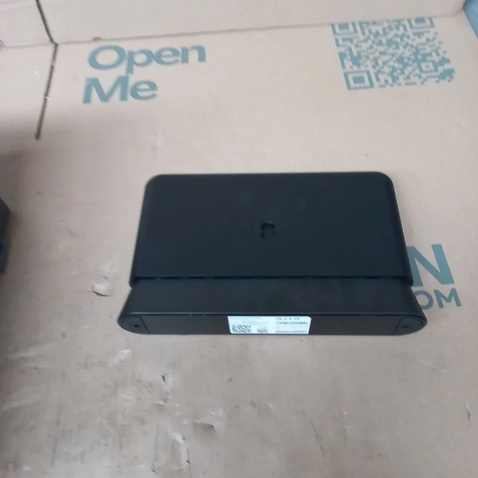 TOTE OF APPROXIMATELY 7 ASSORTED ITEMS TO INCLUDE: EE ROUTER