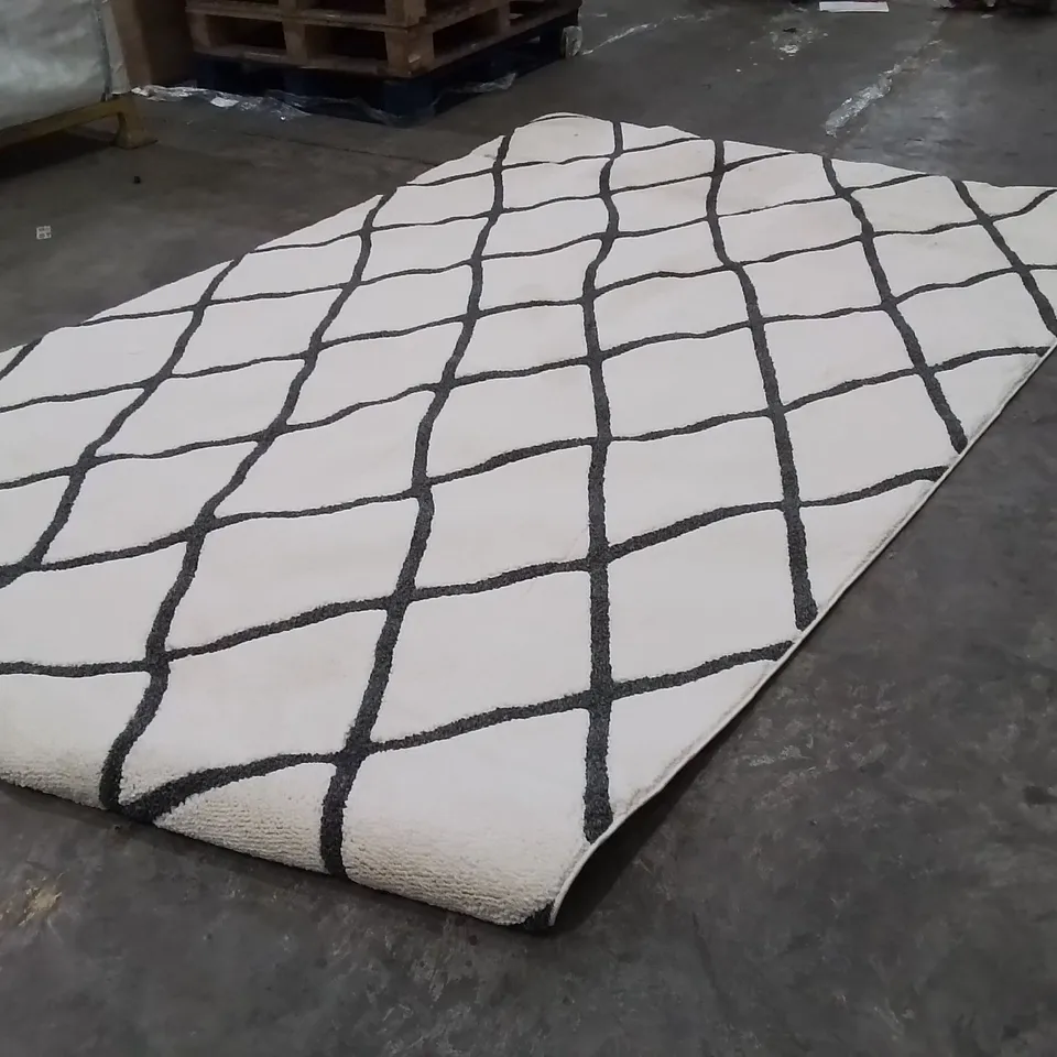 QUALITY DESIGNER AREA RUG - APPROXIMATELY 300X200CM