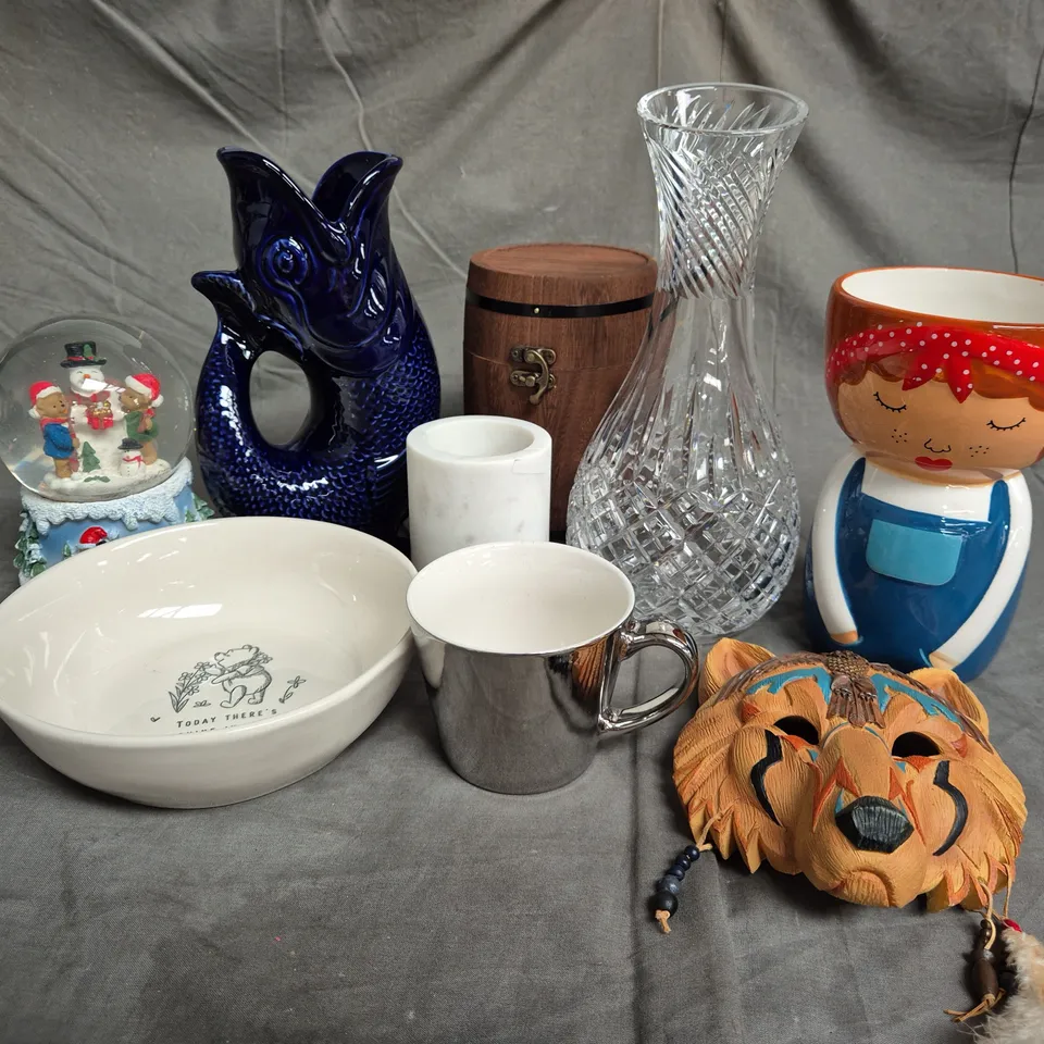 APPROXIMATELY 9 ASSORTED CERAMIC & GLASS HOUSEHOLD ITEMS TO INCLUDE - DECORATIVE FISH JUG - BOWL - TUMBLR - ETC - COLLECTION ONLY