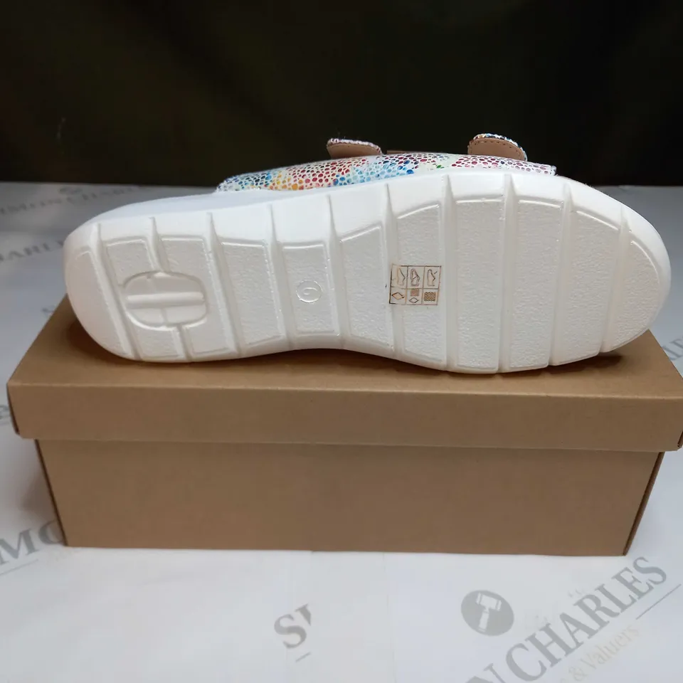 BOXED PAIR OF CUSHION WALK WHITE SANDALS - SIZE 6