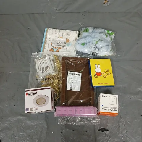 APPROXIMATELY 10 HOUSEHOLD ITEMS TO INCLUDE NAPKINS, SILICONE MOLD, MIFFY PHOTOFRAME, ETC