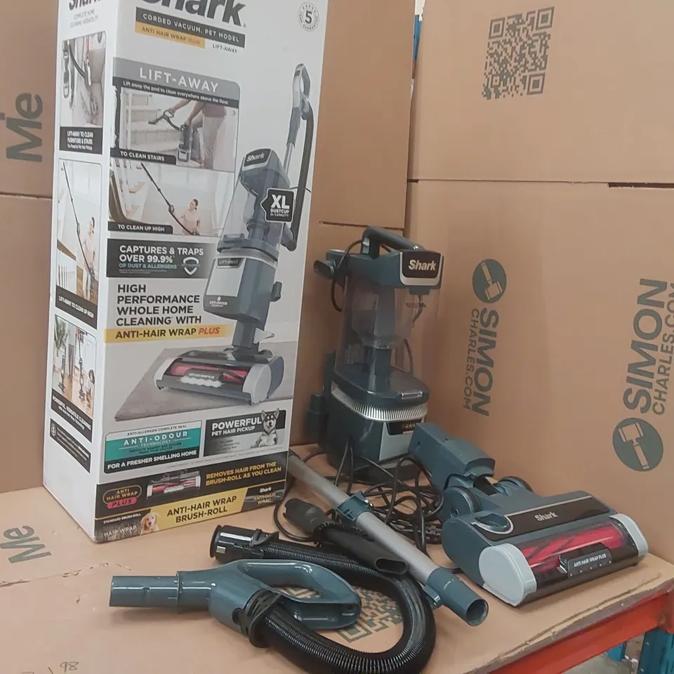 BOXED SHARK ANTI HAIR WRAP PLUS UPRIGHT PET VACUUM WITH LIFT-AWAY NZ780UKT