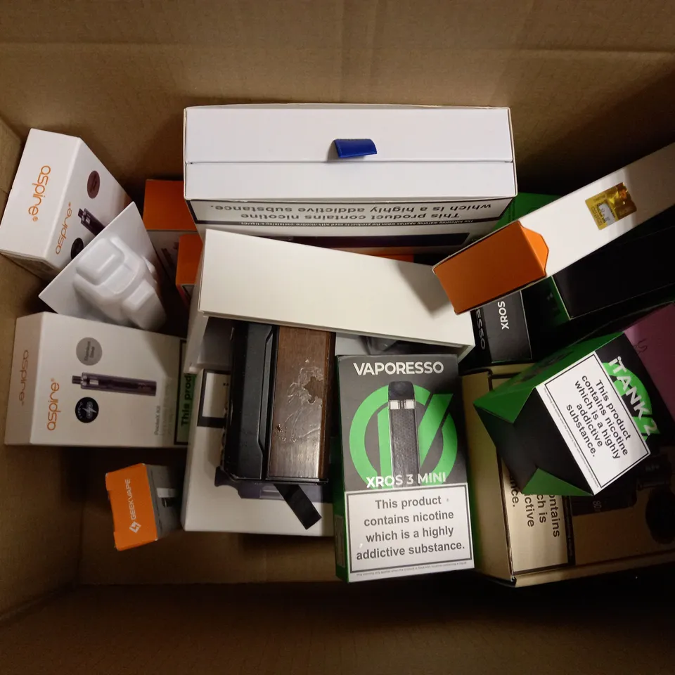 APPROXIMATELY 20 VAPES & E-CIGARETTES TO INCLUDE ASPIRE POCKEX KIT, VAPORESSO XROS 3 MINI, INNOKIN ENDURA T20 S, ETC
