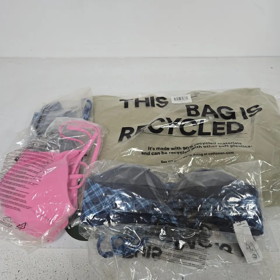 APPROXIMATELY 15 ASSORTED CLOTHING ITEMS IN VARIOUS SIZES, COLOURS & STYLES